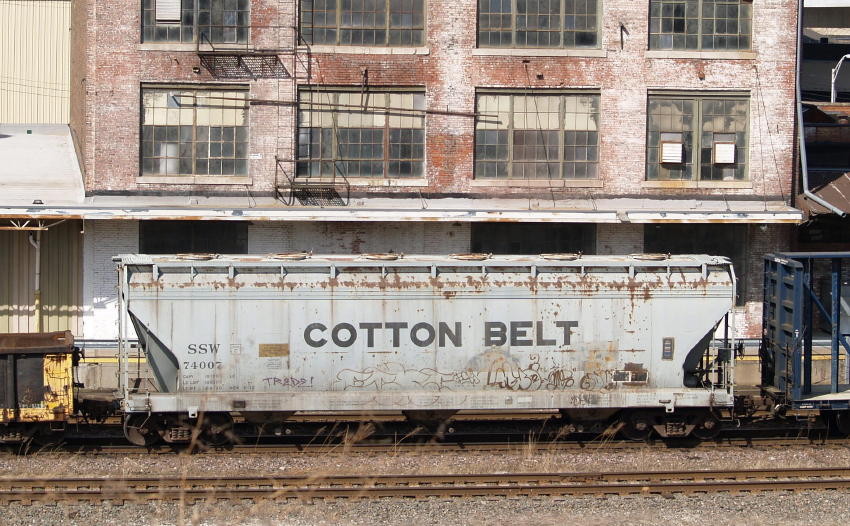 Photo of Cotton Belt covered hopper #74007