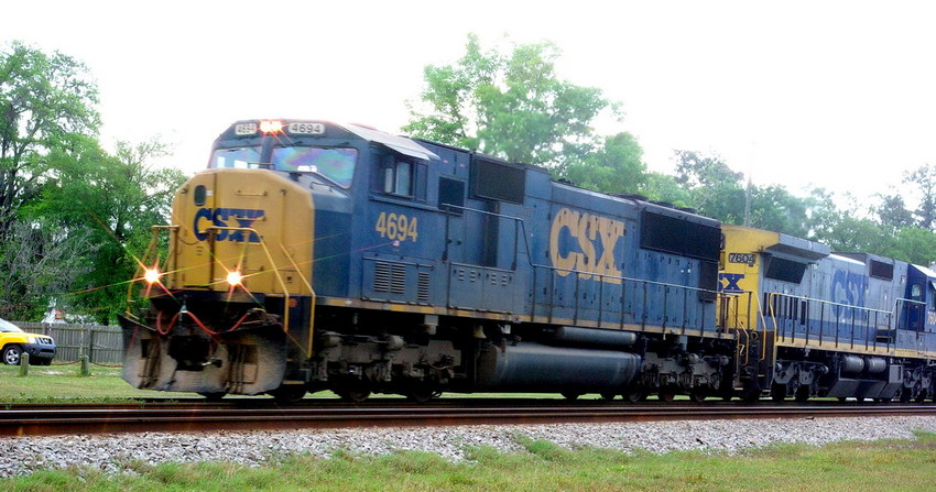 Photo of CSX 4694 and CSX 7604