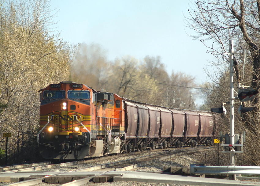 Photo of BNSF hopper train