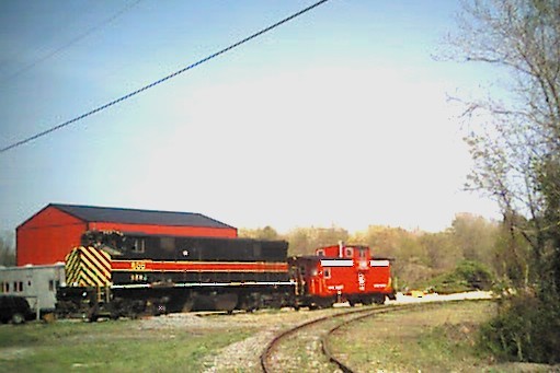 Photo of SRNJ 800 and caboose