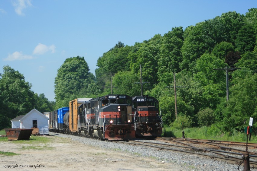 Photo of MEC 512 and ST 207 pass through Danville Junction