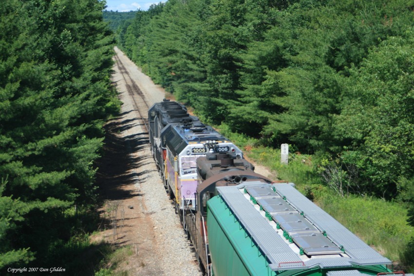 Photo of EDRU, with MBTA 1006 in tow, passes under Route 231