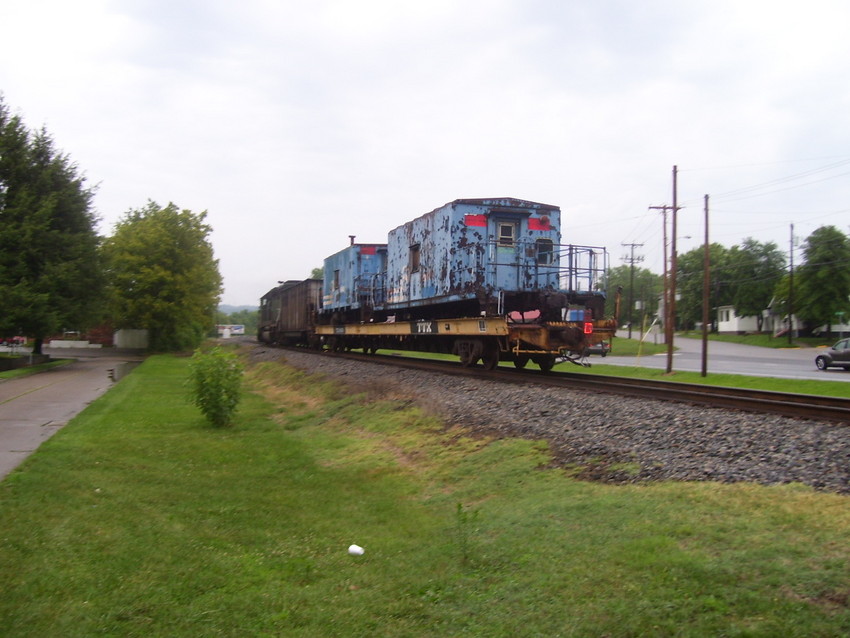Photo of A pair of old Conrail cabooses on a TTX flat car go throguh Nitro...