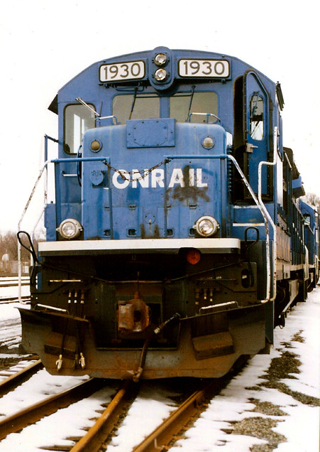 Photo of Conrail GE unit waits in West Springfield