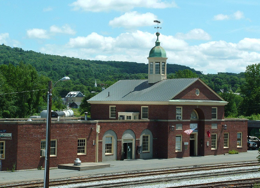 Photo of A different view of the station at WRJ