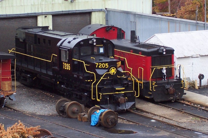 Photo of M&E 7205 and 563