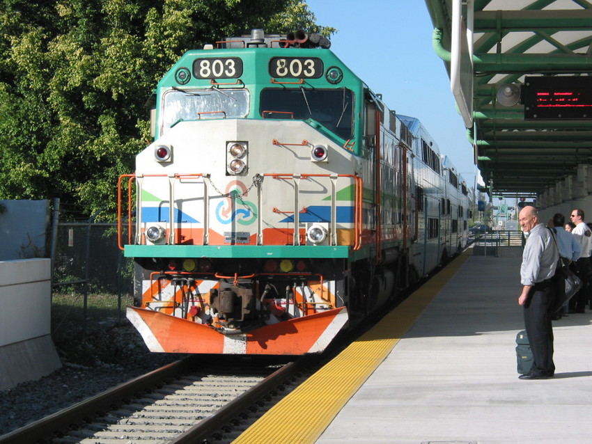 Photo of Tri-Rail arriving at Miami