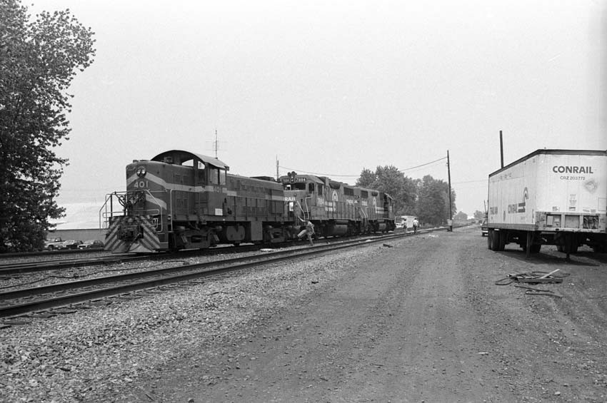 Photo of CMRR locomotive 401 being moved by Conrail 1988