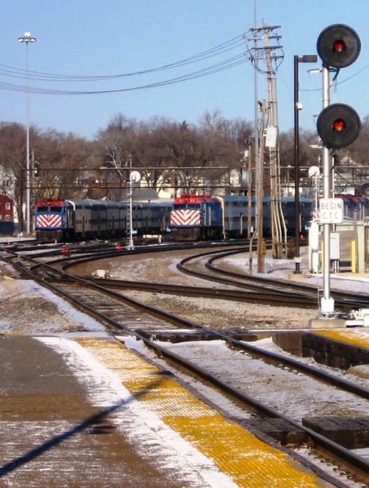 Photo of F-40 variants in the Metra Yard