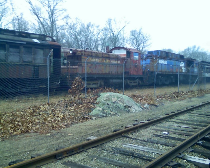 Photo of EMD SW 1 and GE E33