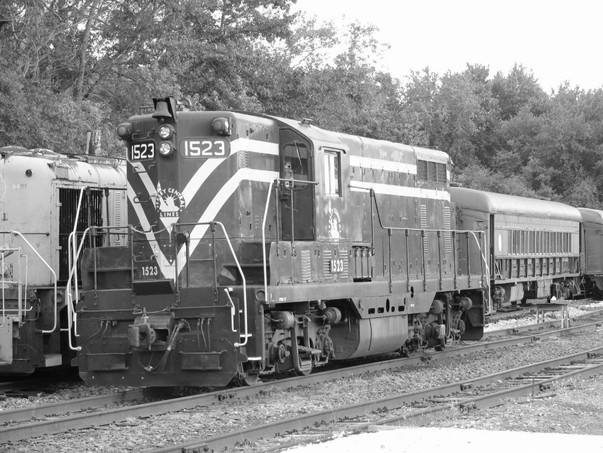 Photo of CNJ 1523 EMD GP7 at Tuckahoe Station