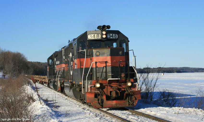 Photo of MEC 348 leads an empty pipe train