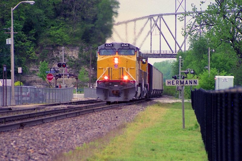 Photo of Union Pacific into Hermann, MO