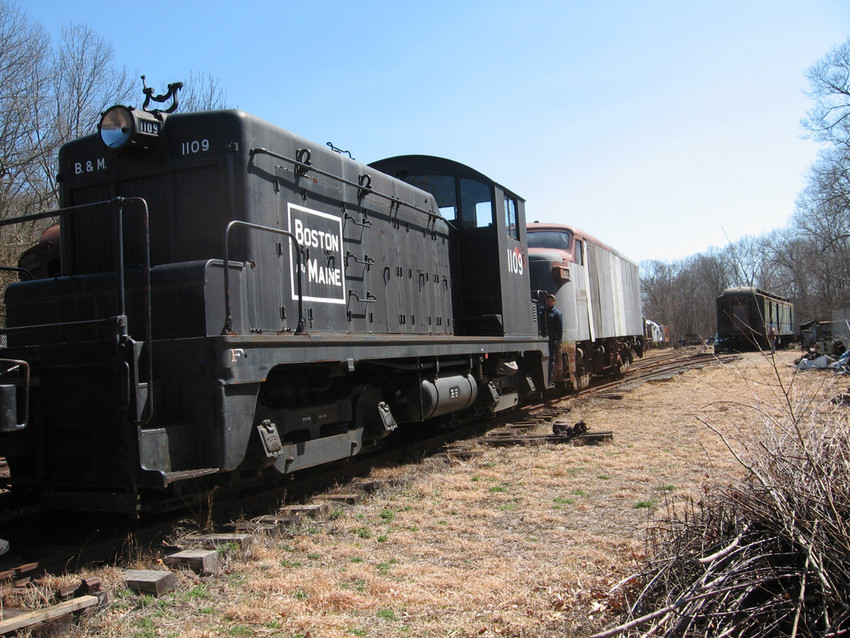 Photo of B&M EMC SW-1 heading out of the yard