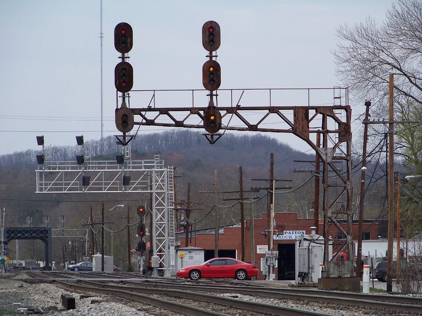 Photo of One of few C&O signals remaining in St. Albans, WV.