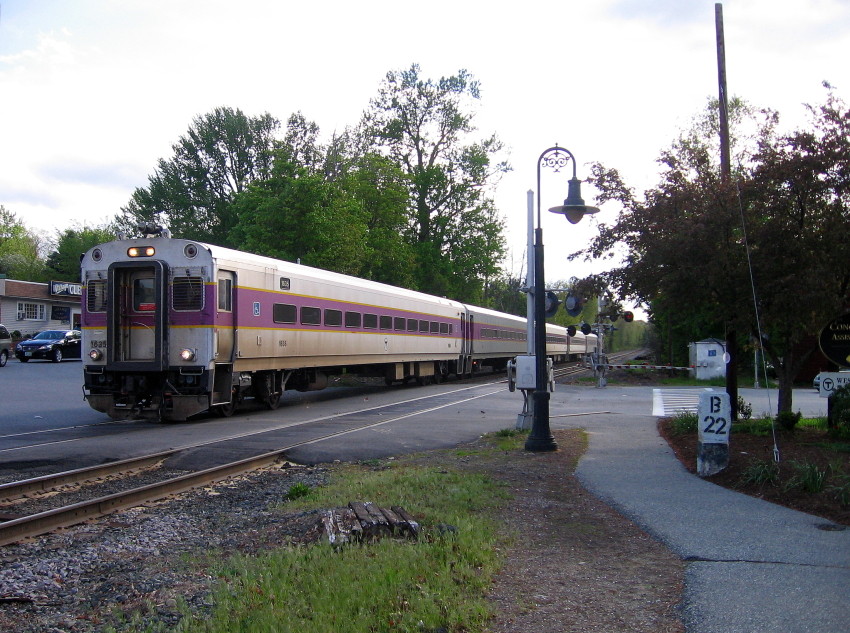 Photo of 1635 rolls across Comm Ave in West Concord with train 468