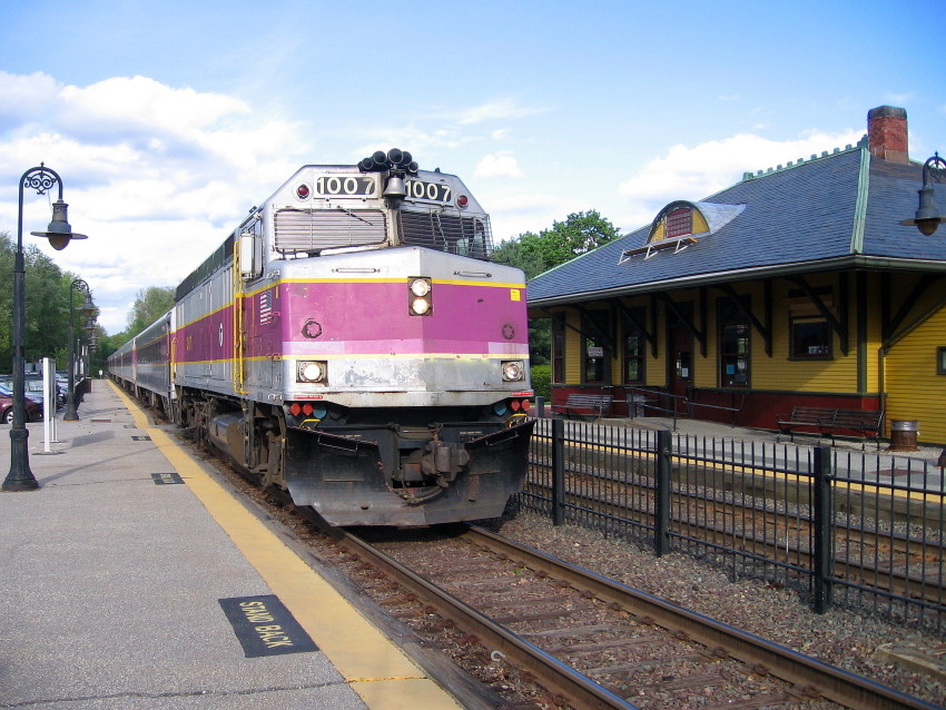 Photo of 1007 pulls into West Concord