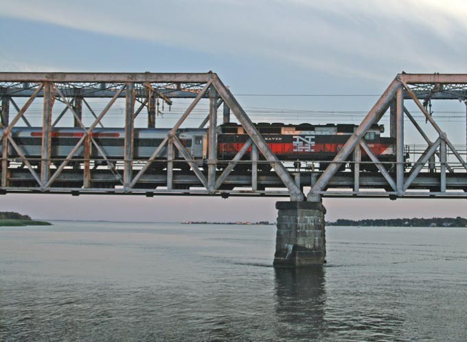 Photo of train 1693 crosses Connecticut River