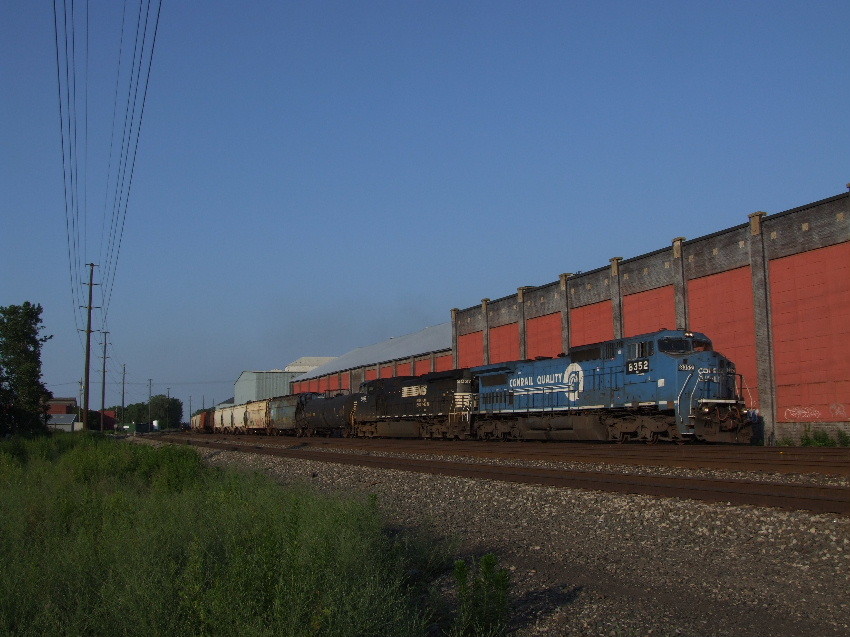 Photo of NS 8352 westbound at Erie