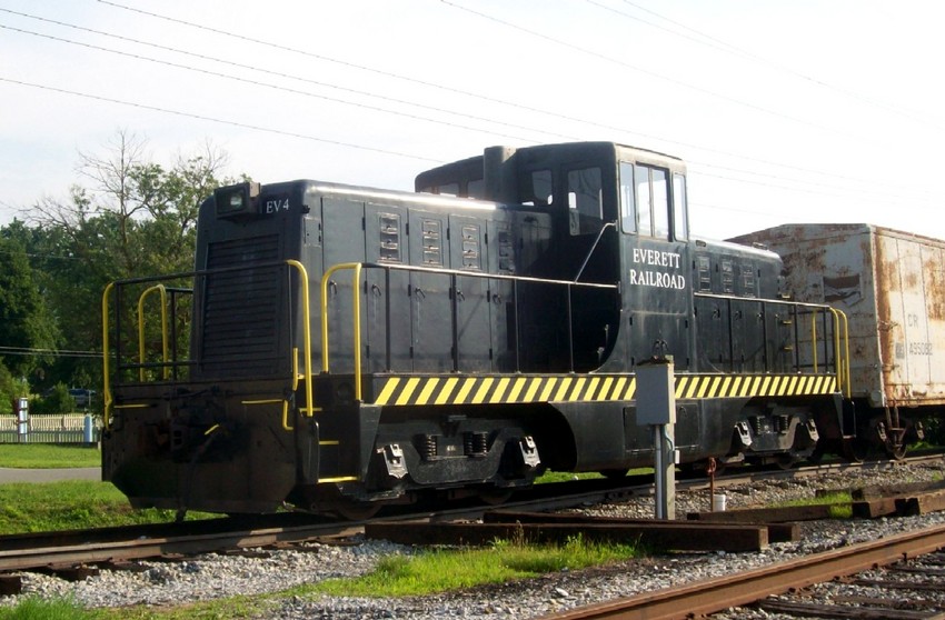 Photo of EV 4 80-tonner stays put for yet another decade at the Everett RR's enginehouse.