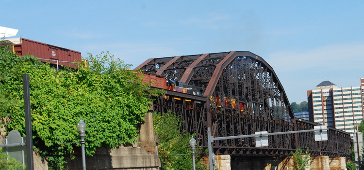 Photo of Allegheny Valley Railroad heads over the Allegheny River