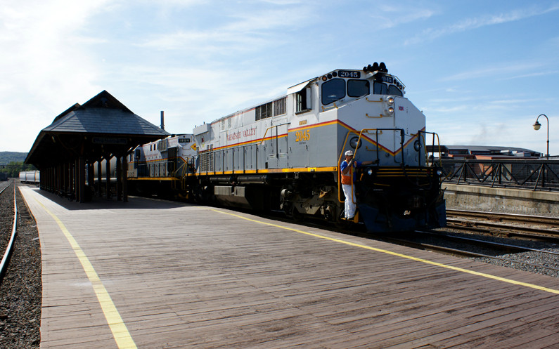 Photo of MLW M-420 moves the line of cars past the platform