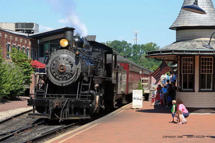 Photo of New Hope & Ivyland 2-8-0 #40 gathers a few admirers before its departure