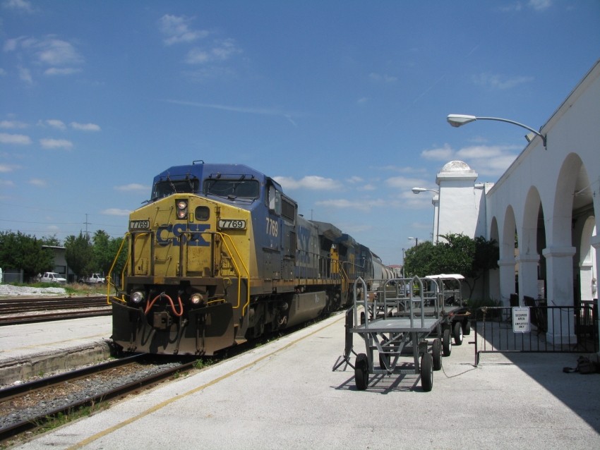 Photo of CSX 7769 leads a SB past the Orlando Station.