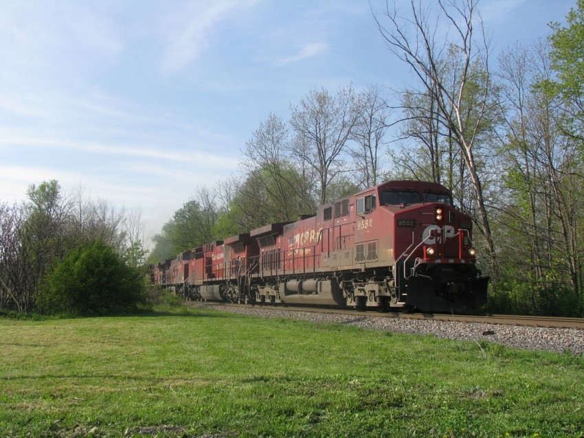 Photo of CP 9552 leads a SB through Corbettsville, NY