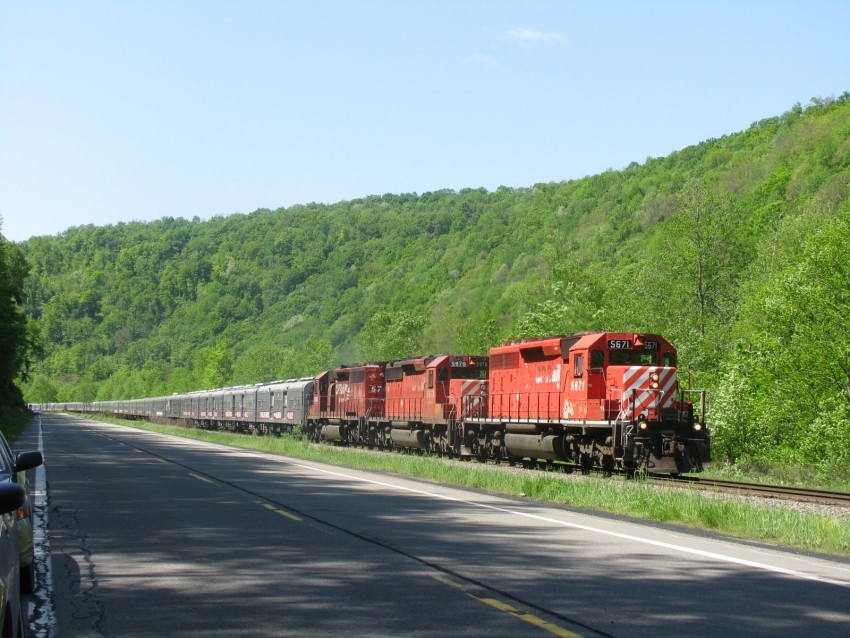 Photo of Circus train NB approaching New Milford, PA.