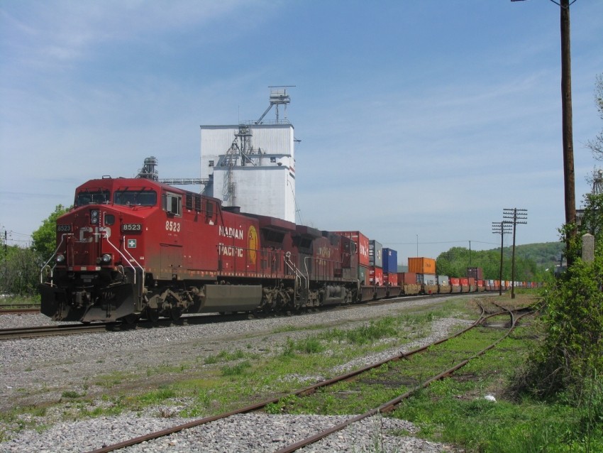 Photo of CP 8523 arrives at Binghamton, NY