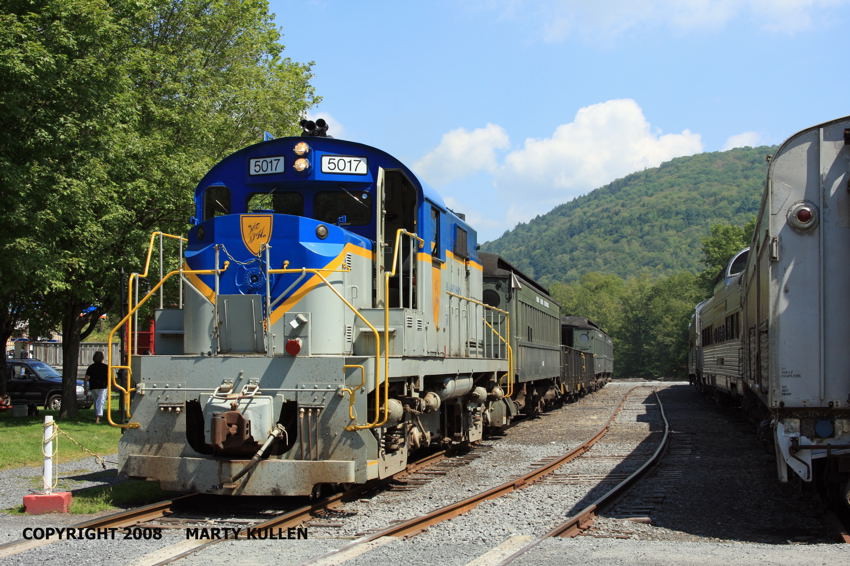 Photo of D & U RS36 #5017 and its train