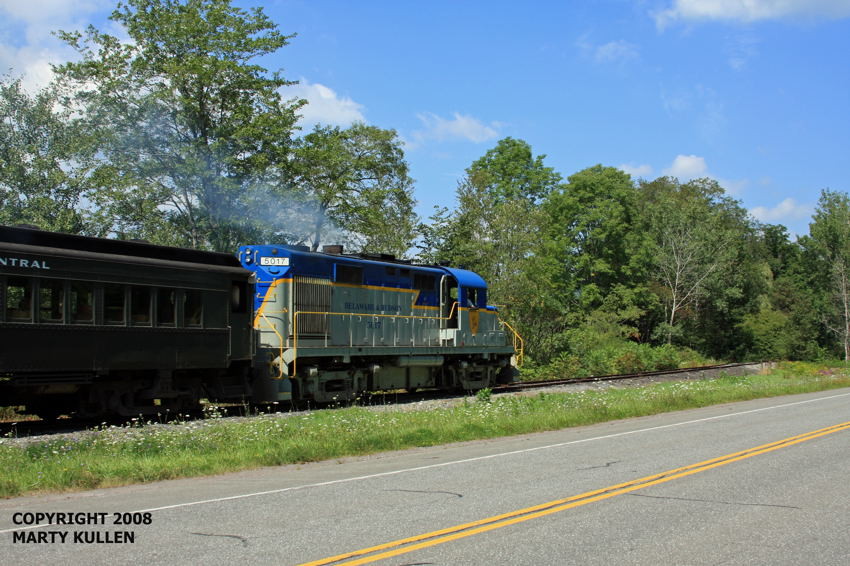 Photo of D & U RS36 #5017 and its train head to Roxbury
