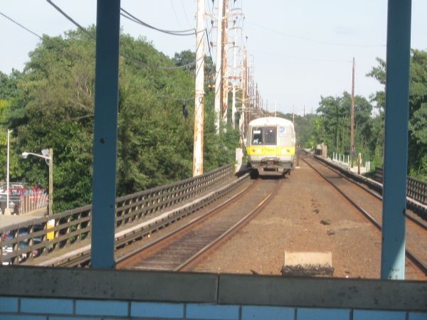 Photo of Westbound Local Train to NYC arriving at Wantagh