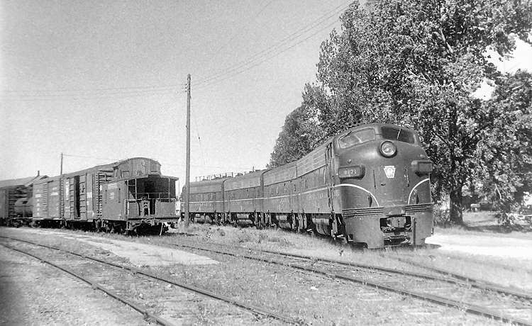 Photo of Pennsylvania RR 4-Unit F7, Michigan, 1959