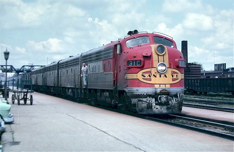 Photo of AT&SF 5-Unit EMD Consist, Streator, Illinois, August 1961