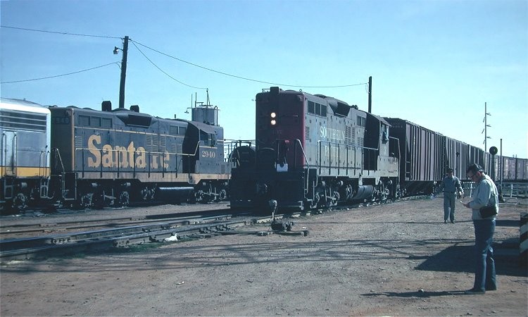 Photo of ATSF GP9 2940 and SP GP9 3337 at Fort Worth, February 1973