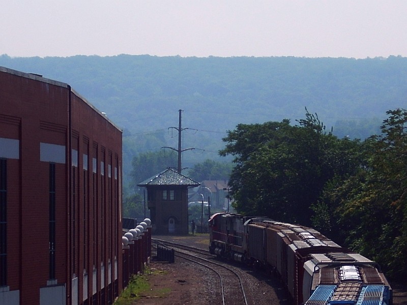 Photo of DL M636 3000 on a Grain Train