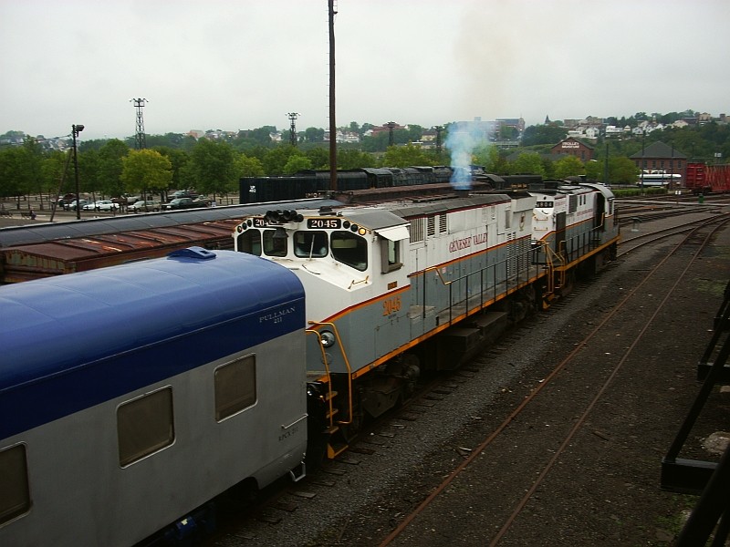 Photo of DL M420 and RS11 waiting to move the nickle plate car