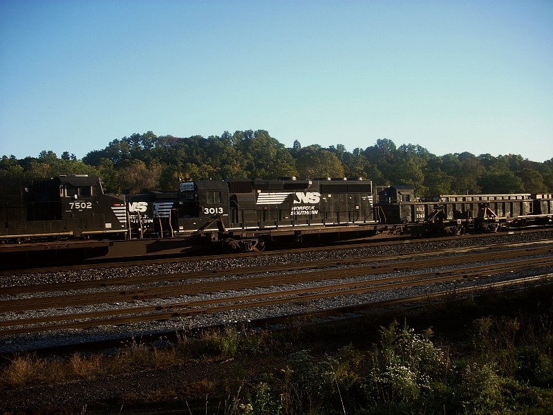 Photo of NS GP40-2 nessled in a consists as a west bound pig heads to allentown yard