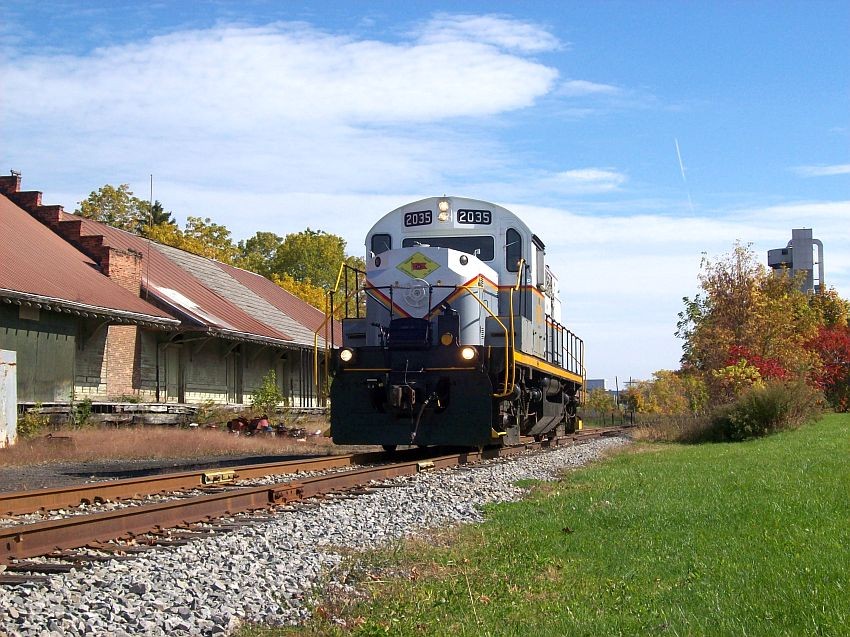 Photo of The DL 2035 runs light on the FRR out of Brockport ny.