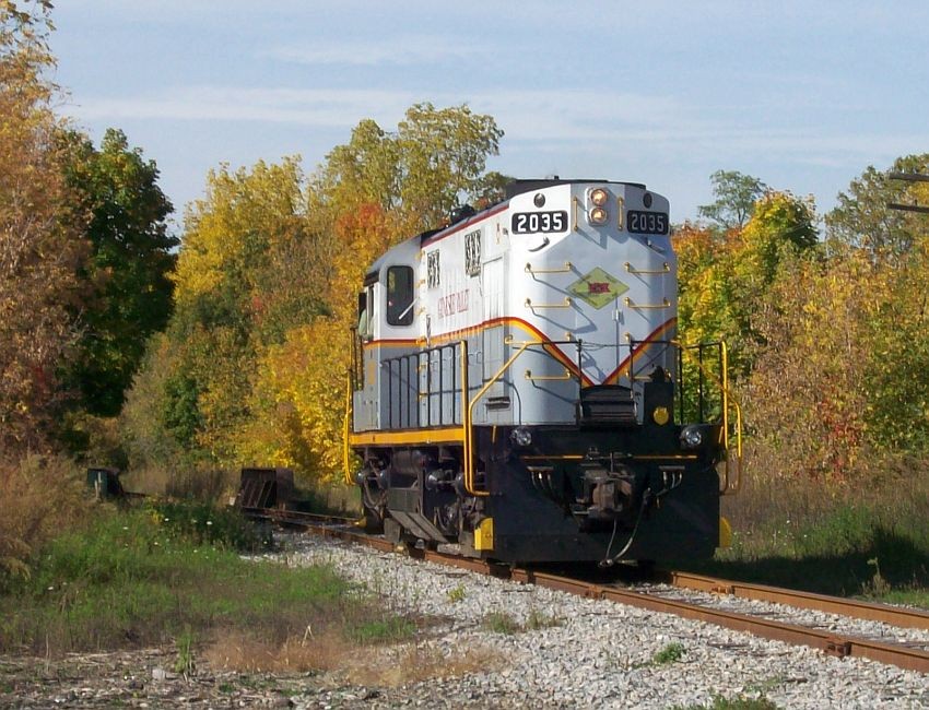 Photo of The DL 2035 runs light on the FRR out of Brockport ny.