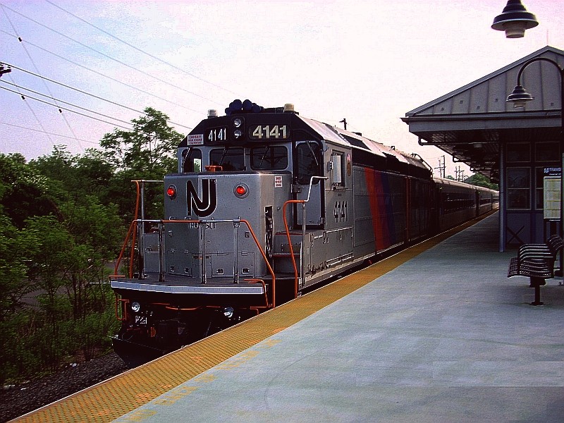 Photo of NJ TRANSIT GP40FH-2 on NJ Transit Raritan Valley line