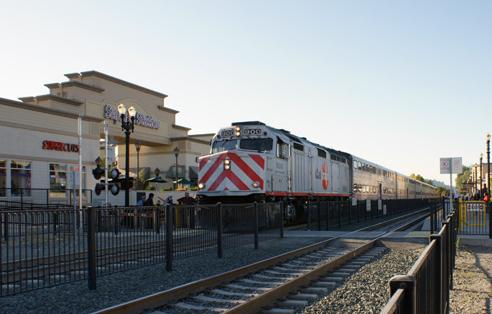 Photo of Southbound Caltrain in Redwood City