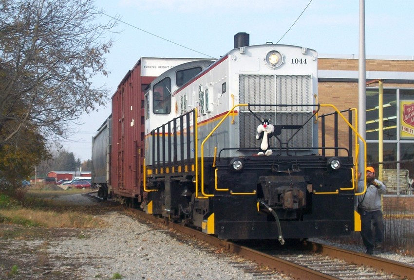 Photo of DL 1044 leads it's short local east on it's trek of the sidings in Batavia ny.