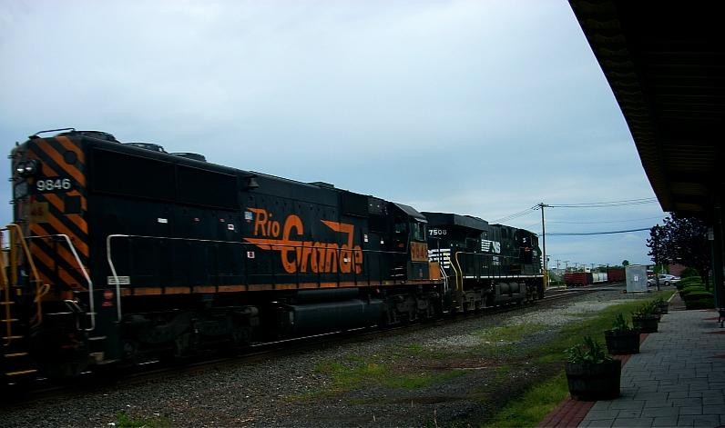 Photo of a NS ES40DC and a Ex DR&W SD50 on CSX riverline .
