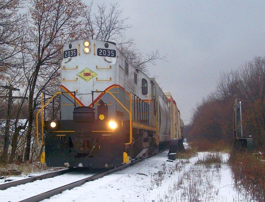 Photo of DL 2035, an ex-NYC RS32 heads east into Brockport ny at 11:58 am with five cars.