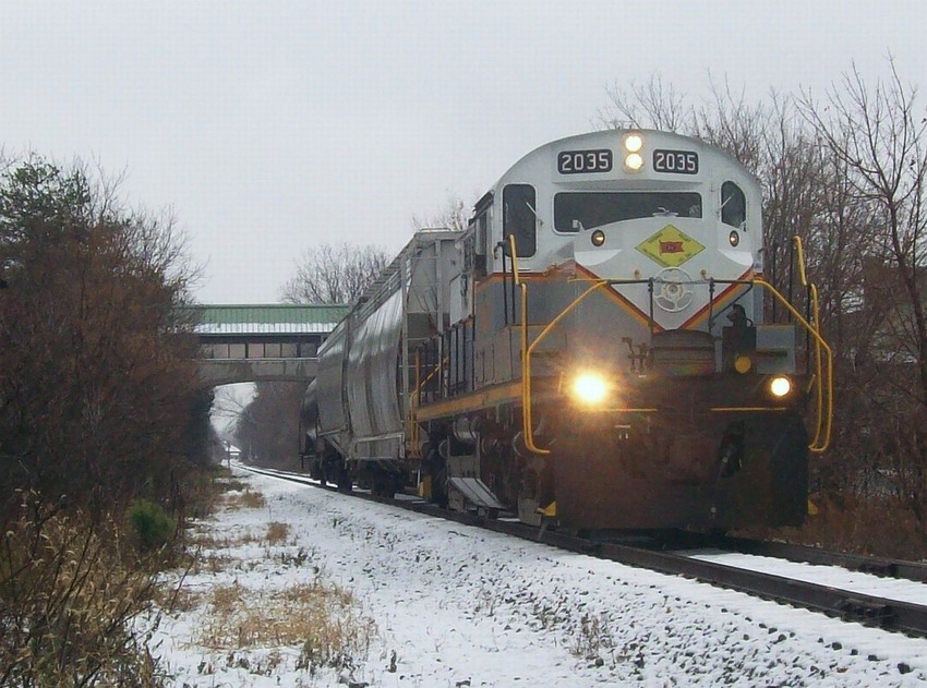Photo of DL 2035, an ex-NYC RS32 heads back to Lockport passing under the walking bridge.
