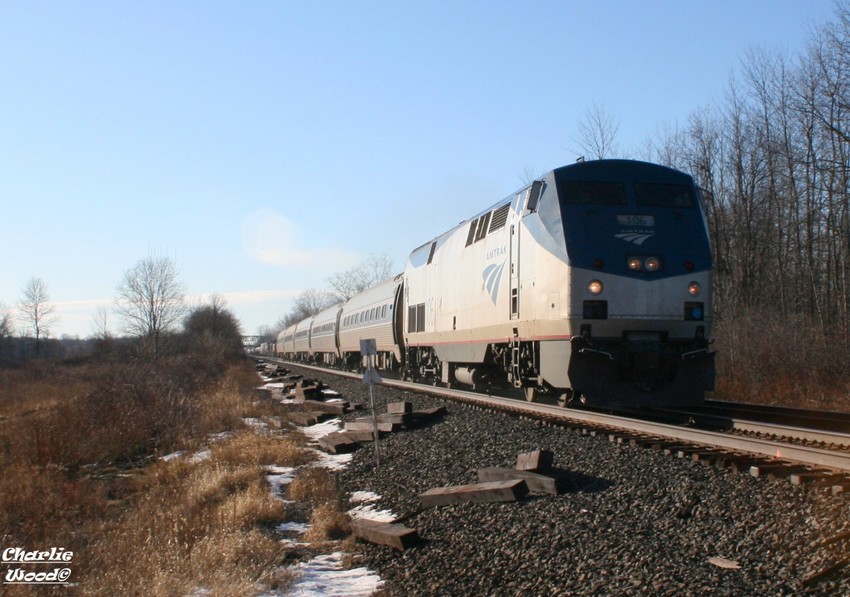 Photo of AMTK 64 passes a Q390 in emergency as it rolls into Churchville ny.
