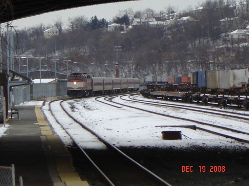 Photo of MBTA TRAIN 518 ARRIVING ABOUT 10 min late 121908